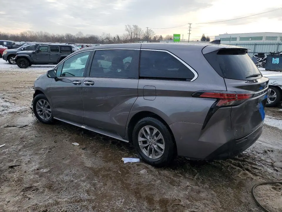 2022 TOYOTA SIENNA XLE 8-PASSENGER  