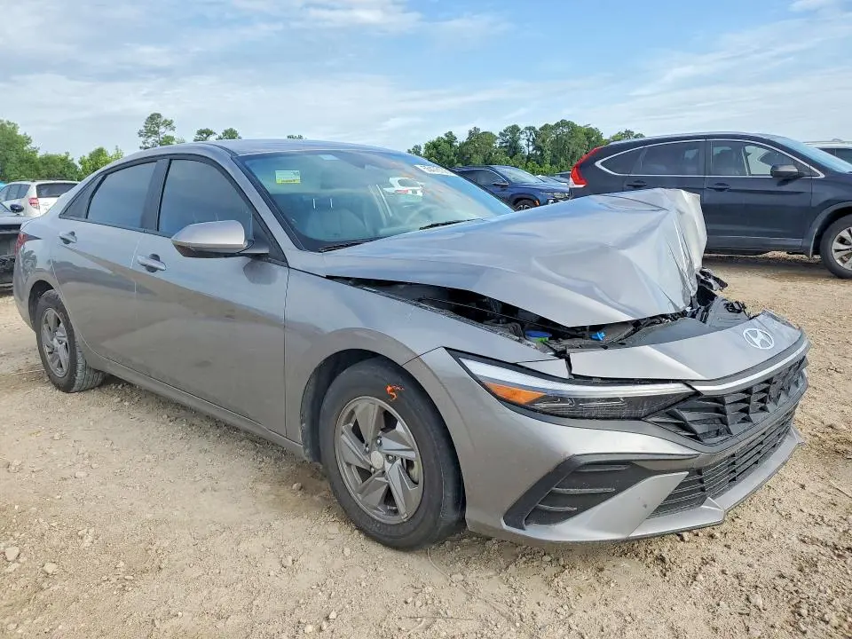 2024 HYUNDAI ELANTRA SE  
