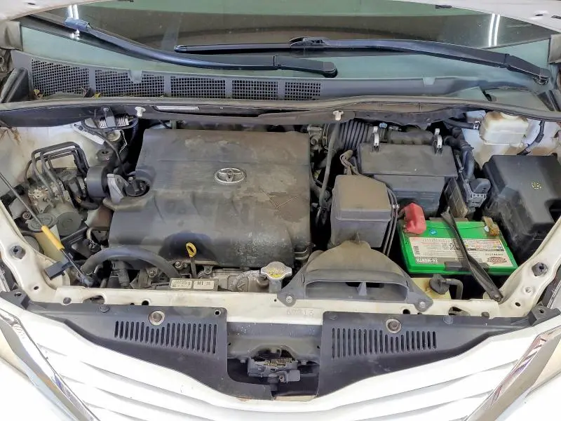 2015 TOYOTA SIENNA LE  