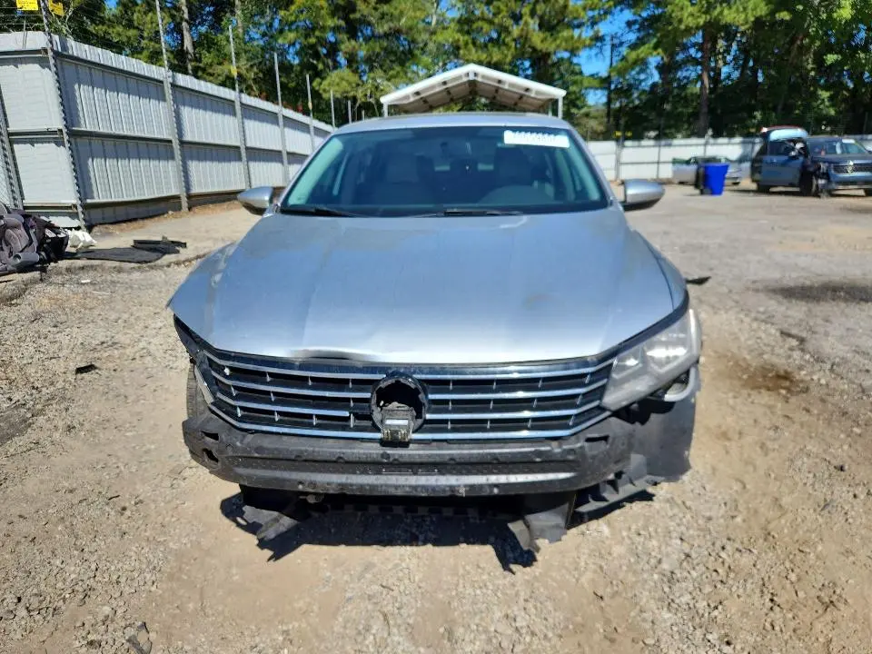 2018 VOLKSWAGEN PASSAT SE  