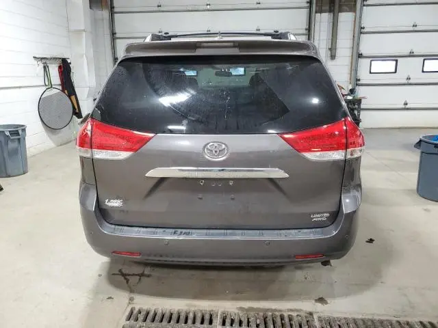 2013 TOYOTA SIENNA XLE  