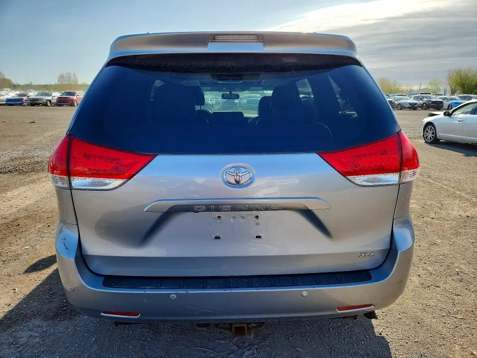 2014 TOYOTA SIENNA XLE 8-PASSENGER  