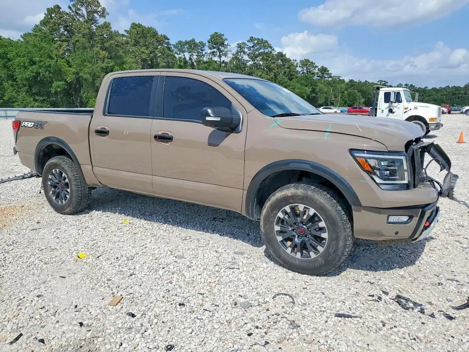 2024 NISSAN TITAN SV  