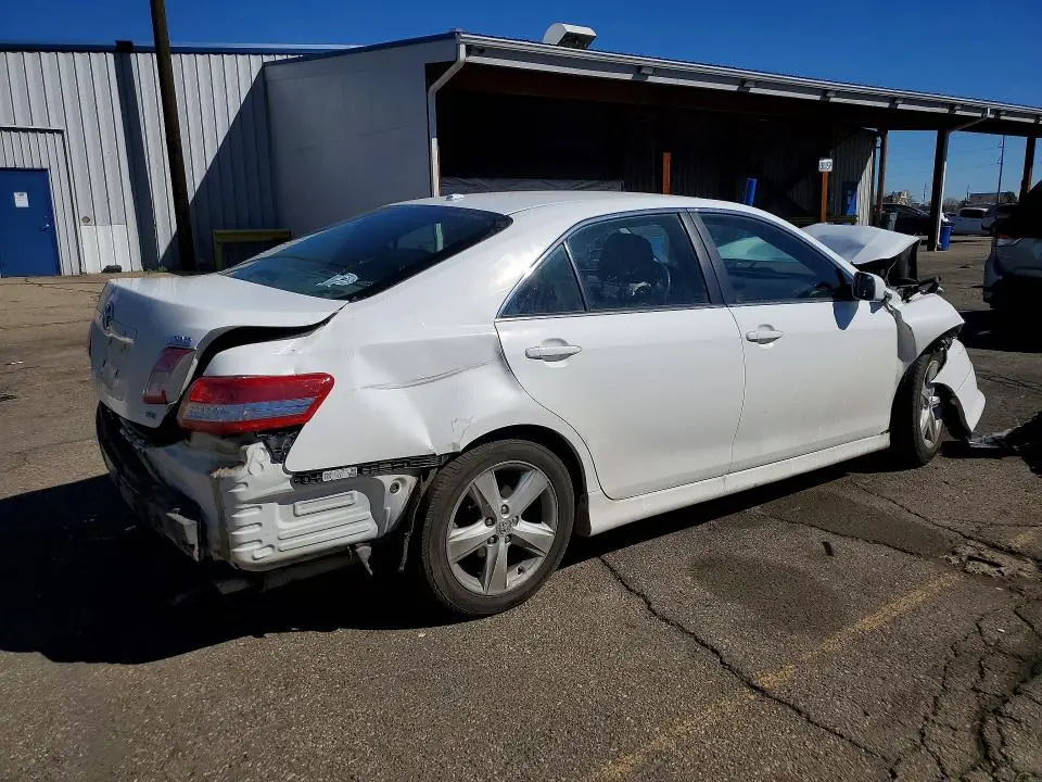 2011 TOYOTA CAMRY SE  