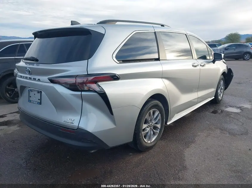 2024 TOYOTA SIENNA XLE