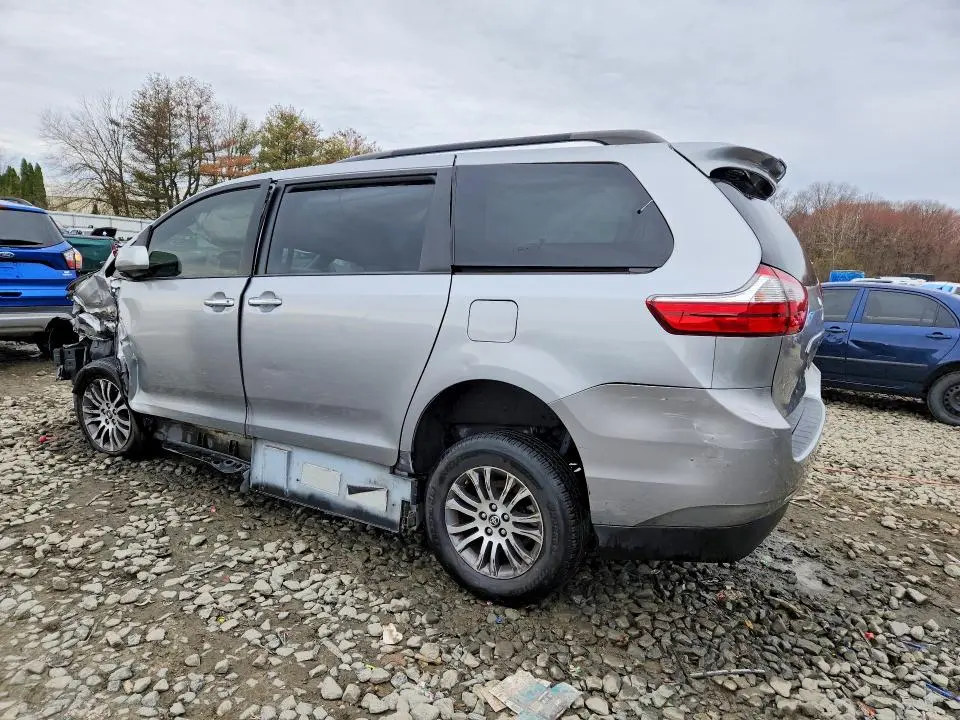 2018 TOYOTA SIENNA XLE 8-PASSENGER  