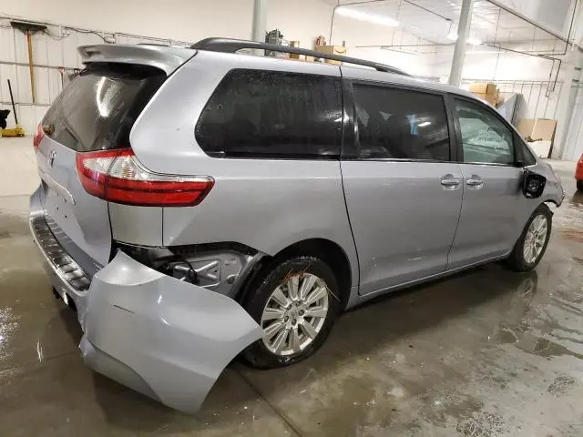2017 TOYOTA SIENNA XLE  