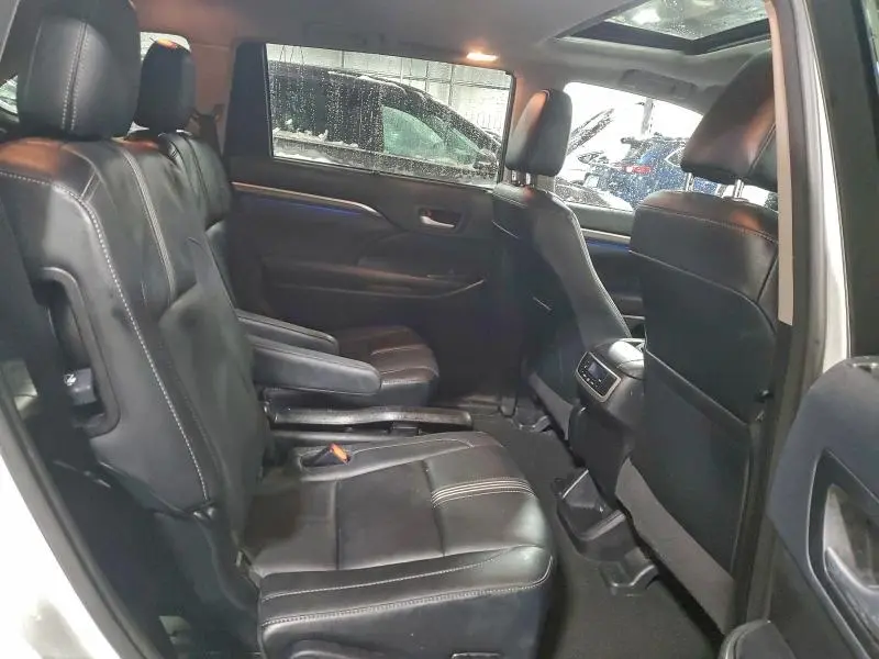 2017 TOYOTA HIGHLANDER SE  