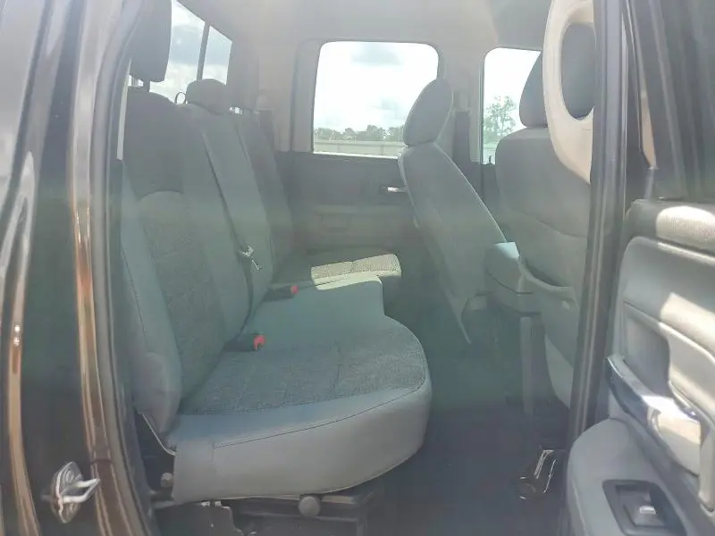 2016 RAM 1500 SLT  
