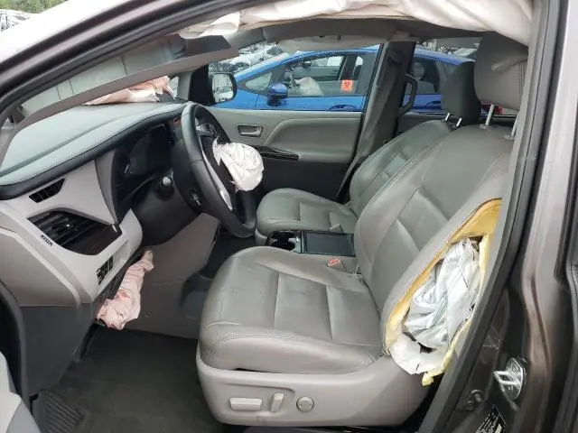2017 TOYOTA SIENNA XLE  
