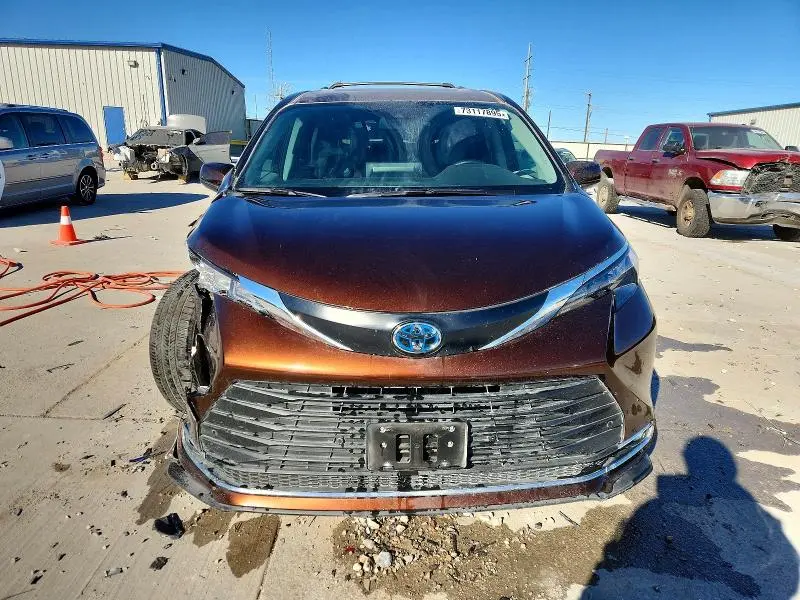 2024 TOYOTA SIENNA XLE  