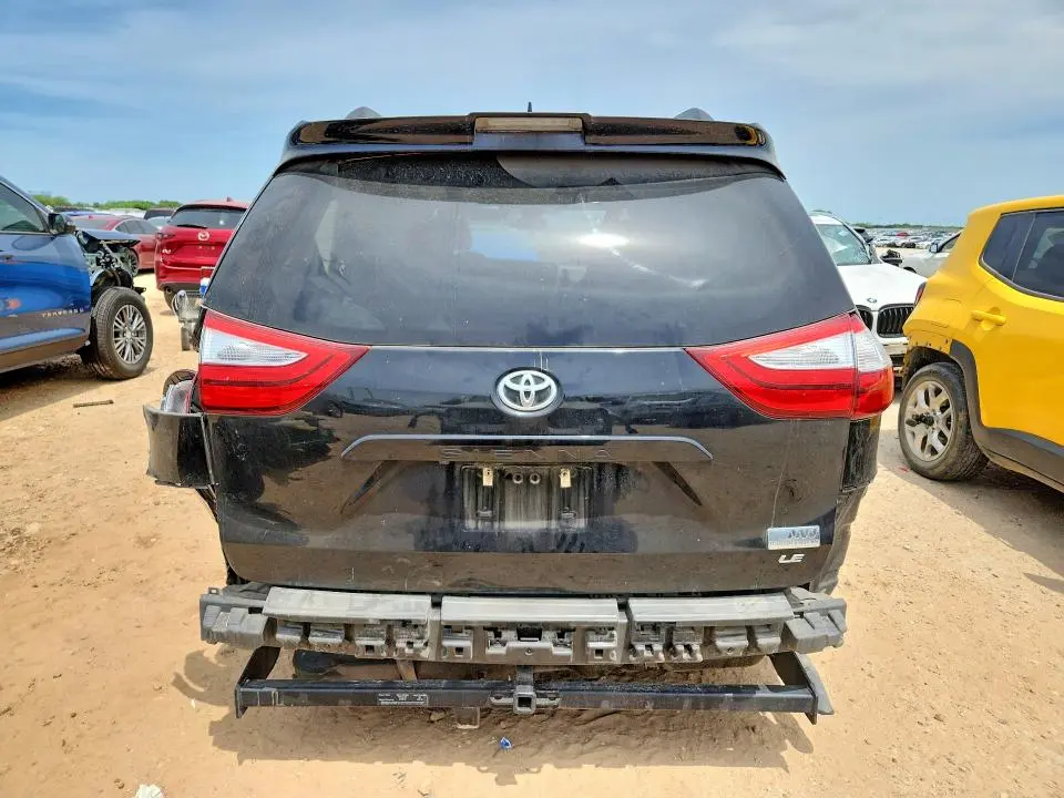 2018 TOYOTA SIENNA LE  