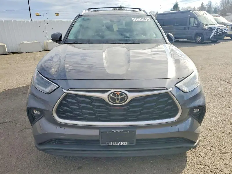 2021 TOYOTA HIGHLANDER XLE  