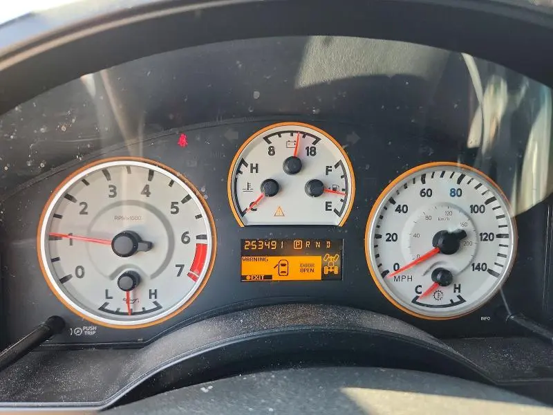 2011 NISSAN TITAN SV  