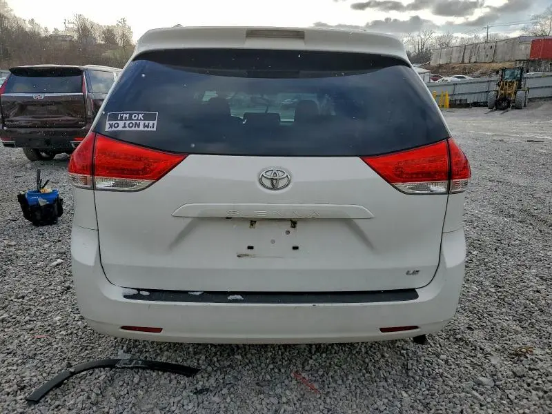 2014 TOYOTA SIENNA LE  