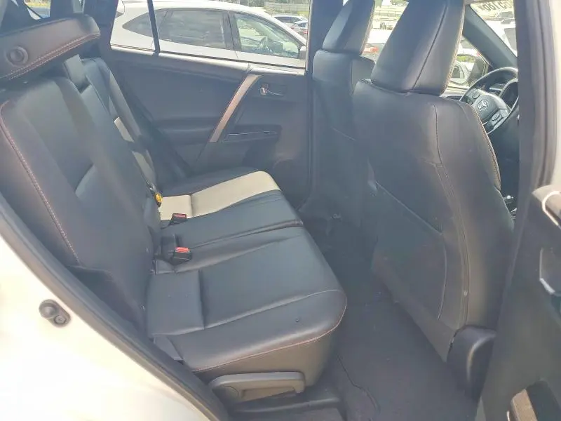2018 TOYOTA RAV4 SE  