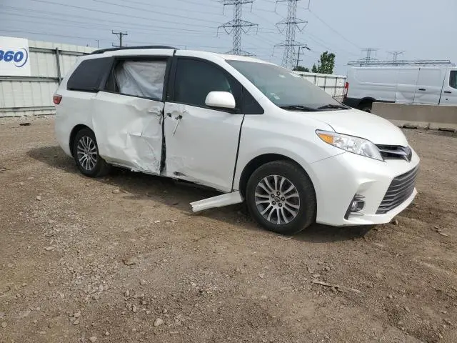 2018 TOYOTA SIENNA XLE  