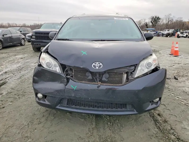 2017 TOYOTA SIENNA XLE  