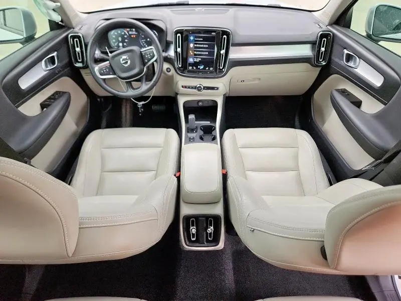 2021 VOLVO XC40 T5 MOMENTUM  