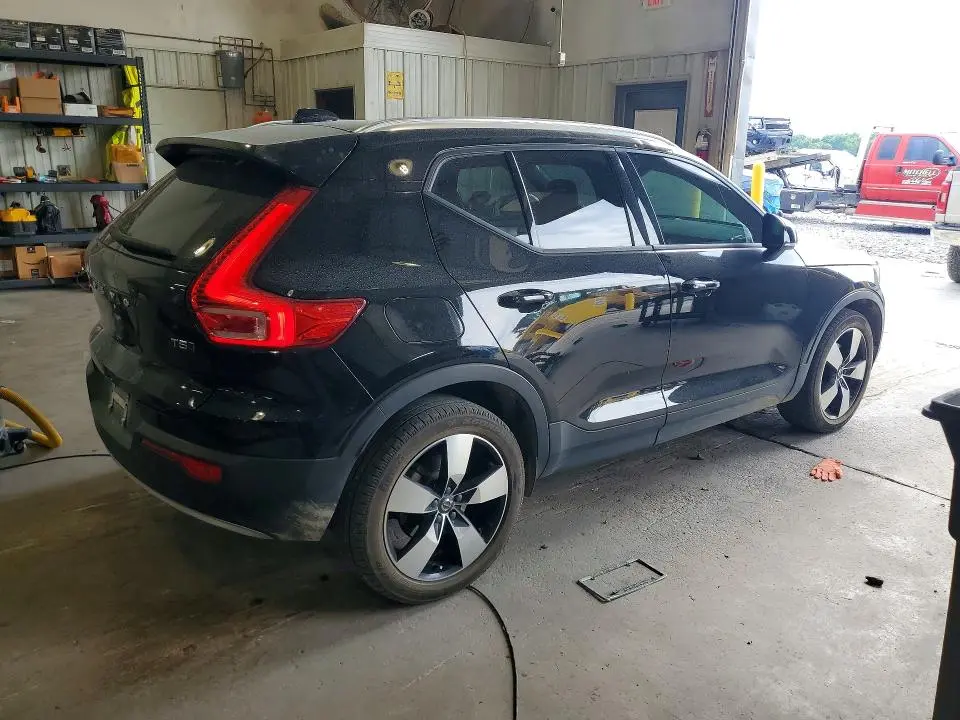 2020 VOLVO XC40 T5 MOMENTUM  