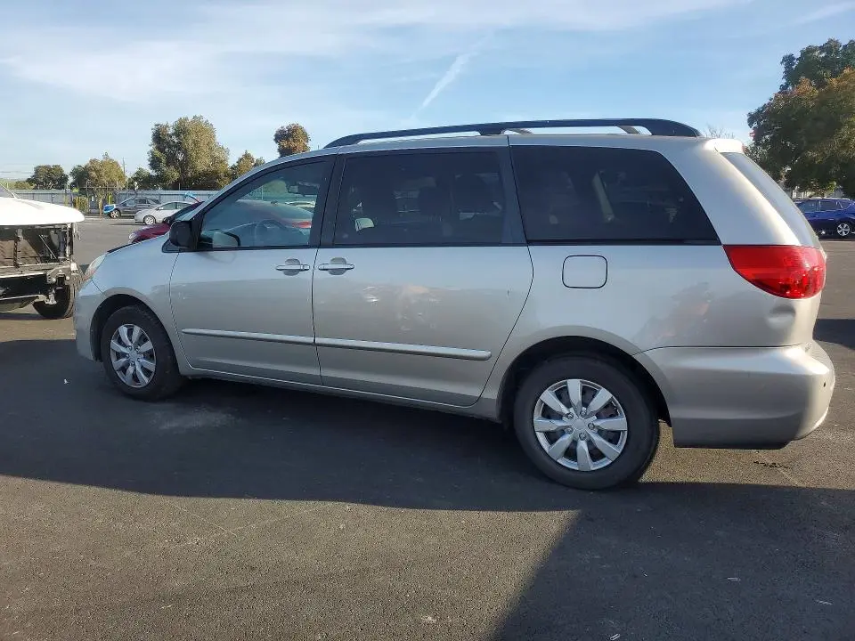 2010 TOYOTA SIENNA LE 8-PASSENGER  