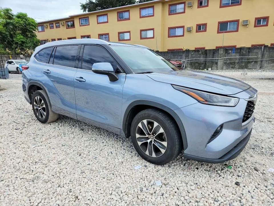 2021 TOYOTA HIGHLANDER XLE  
