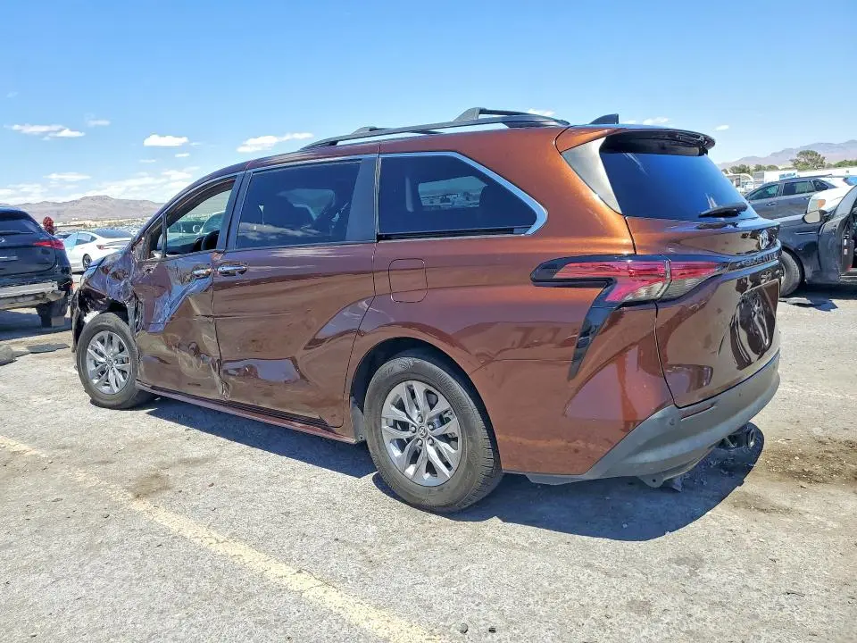 2022 TOYOTA SIENNA XLE  