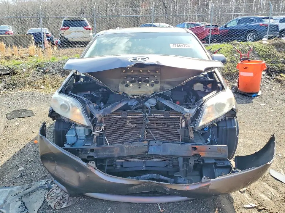 2014 TOYOTA SIENNA XLE 7-PASSENGER  