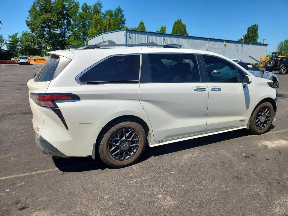 2021 TOYOTA SIENNA XLE  