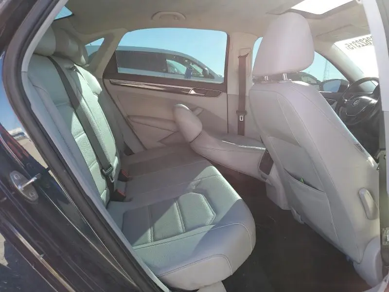 2019 VOLKSWAGEN PASSAT SE R-LINE  