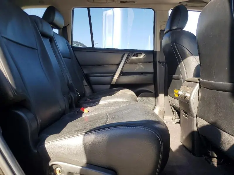 2012 TOYOTA HIGHLANDER SE  