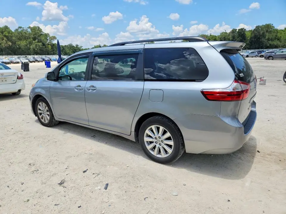 2017 TOYOTA SIENNA LE  