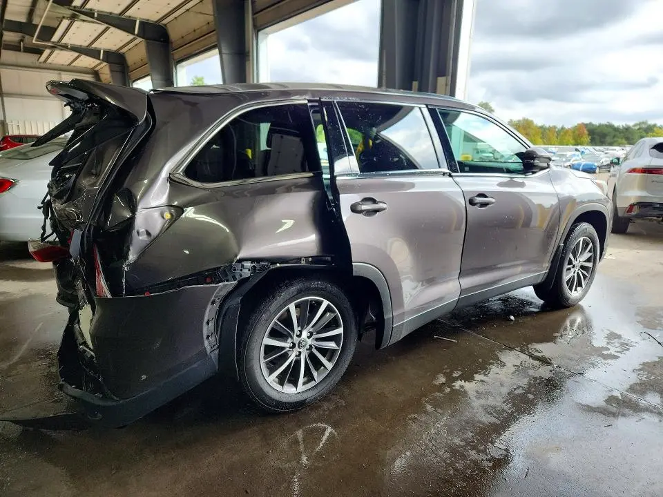 2019 TOYOTA HIGHLANDER XLE  