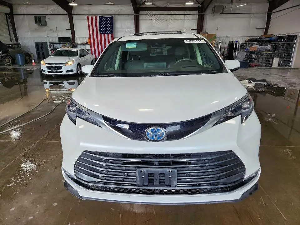 2024 TOYOTA SIENNA PLATINUM 7-PASSENGER  