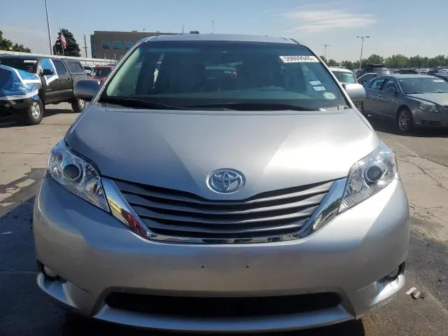 2017 TOYOTA SIENNA XLE  