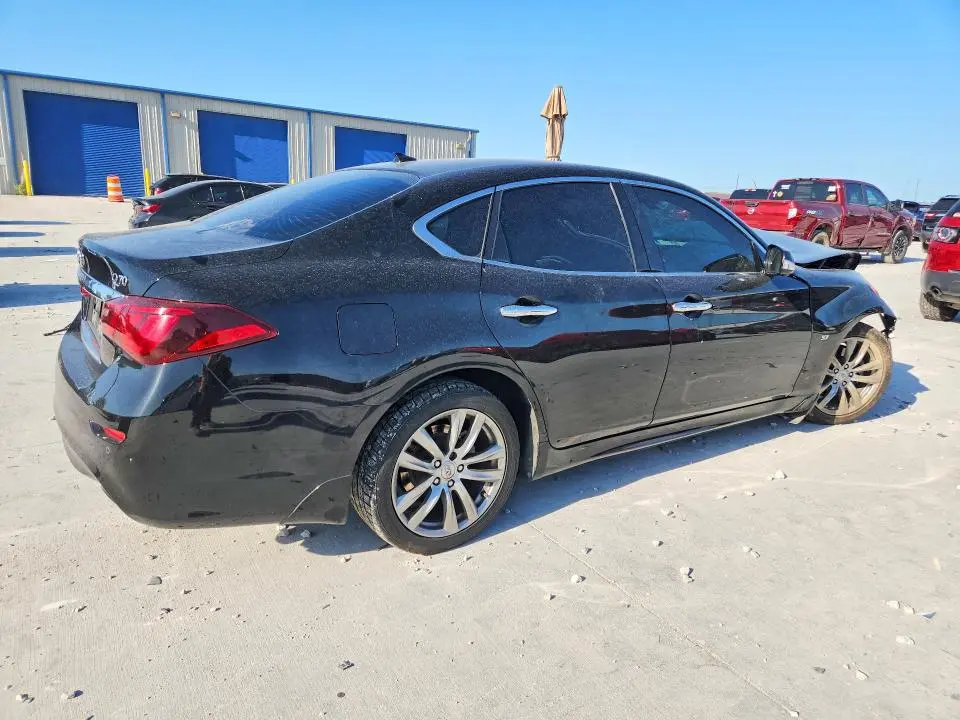 2016 INFINITI Q70 3.7  