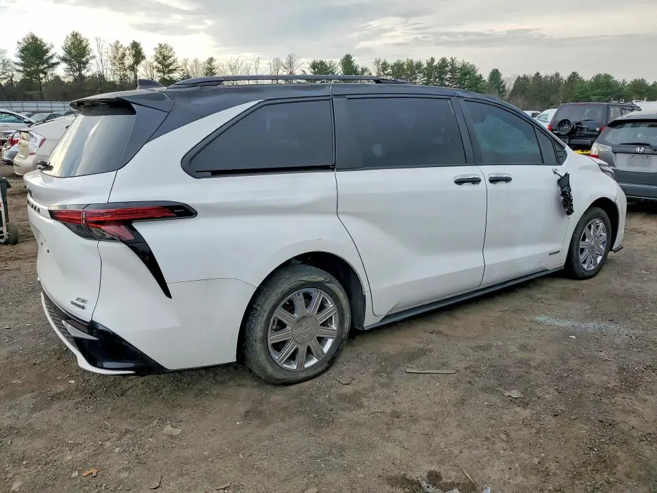 2021 TOYOTA SIENNA   