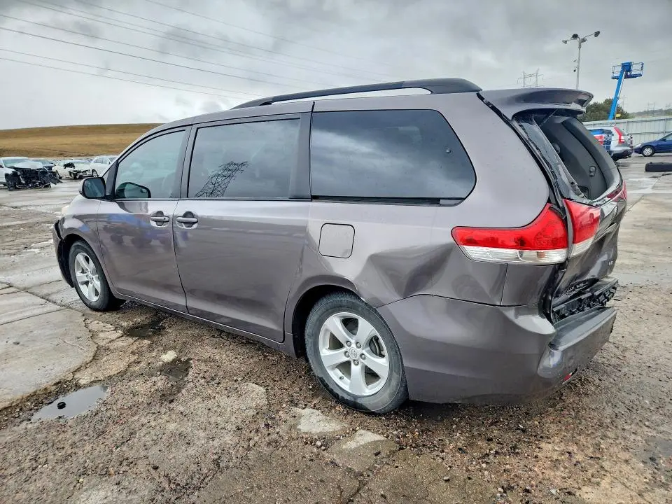 2013 TOYOTA SIENNA LE  