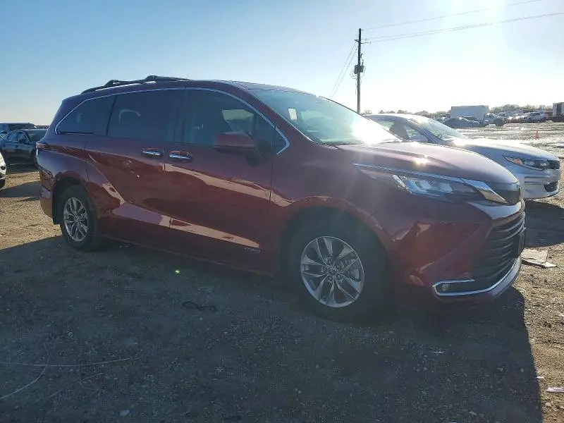 2021 TOYOTA SIENNA XLE  