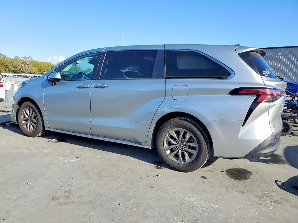 2022 TOYOTA SIENNA LE 8-PASSENGER  