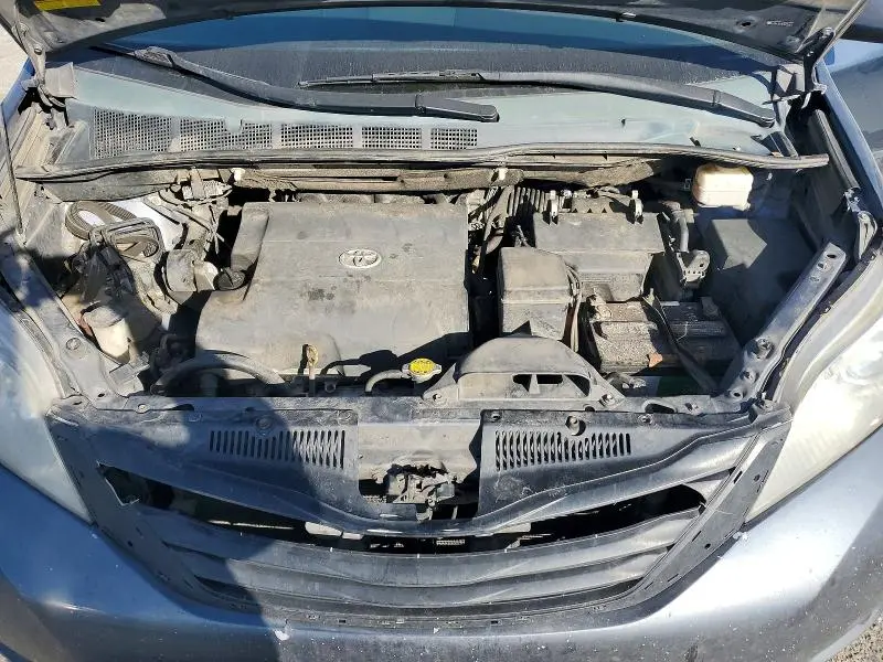 2013 TOYOTA SIENNA LE  