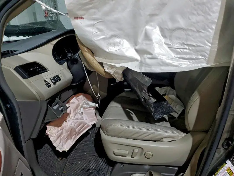 2011 TOYOTA SIENNA XLE  