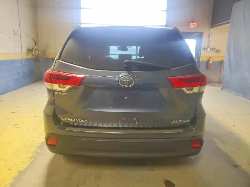 2018 TOYOTA HIGHLANDER SE  