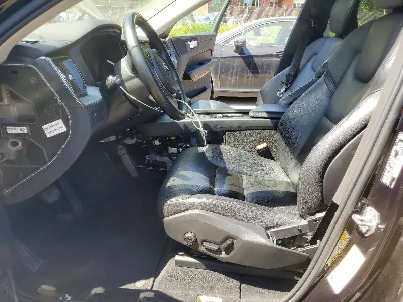 2020 VOLVO XC60 T6 MOMENTUM  
