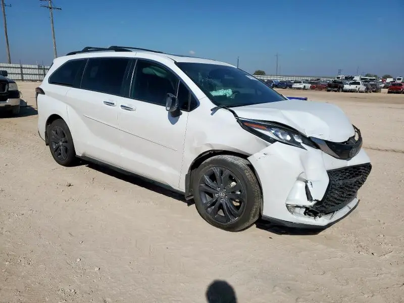2022 TOYOTA SIENNA XSE  