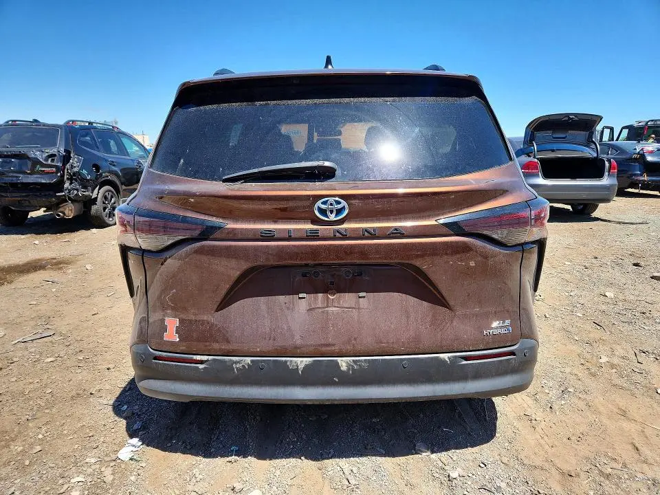 2023 TOYOTA SIENNA XLE  