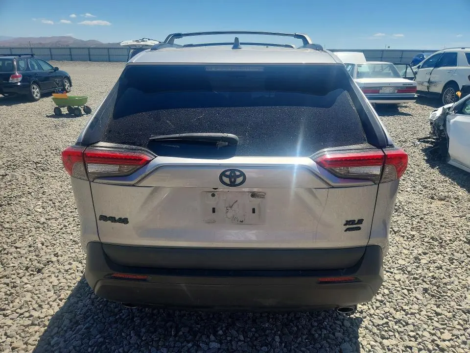 2020 TOYOTA RAV4 XLE  