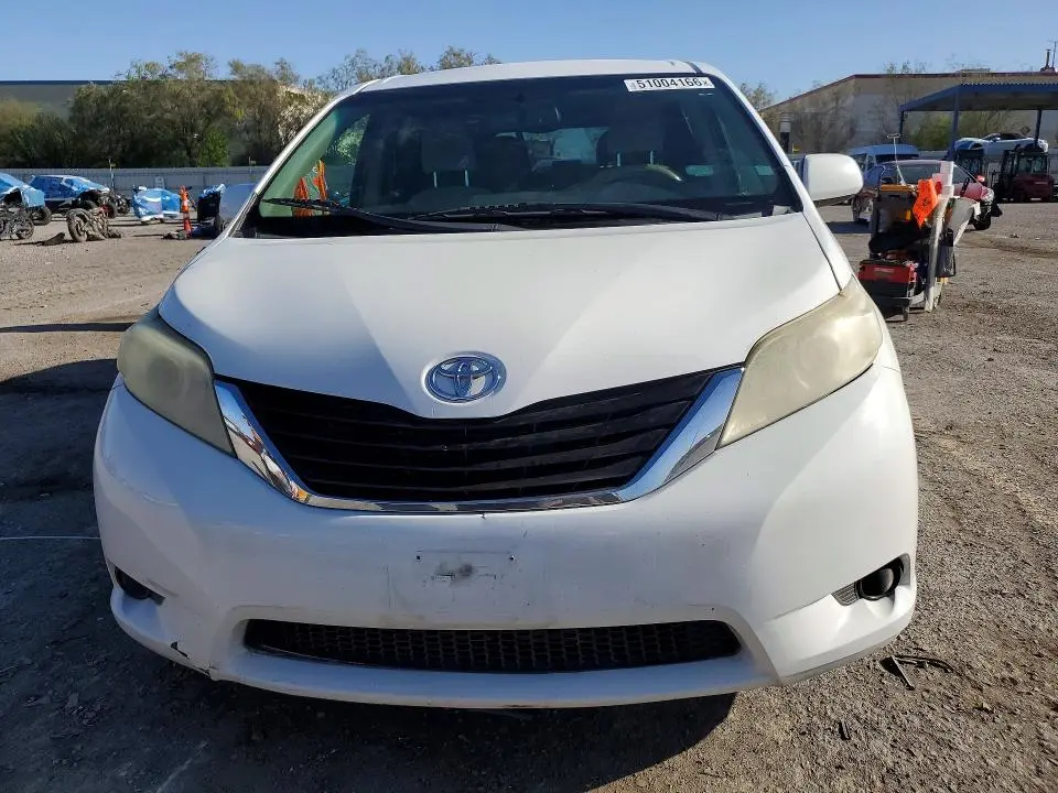 2014 TOYOTA SIENNA LE  