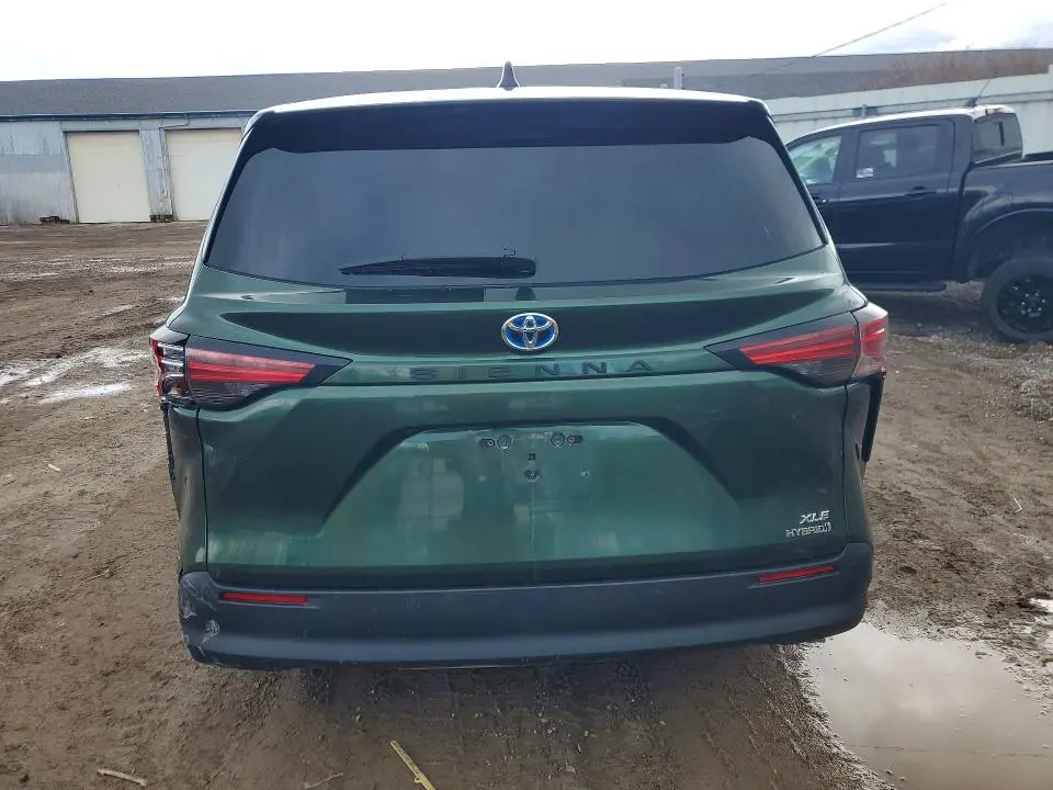 2021 TOYOTA SIENNA XLE 8-PASSENGER  