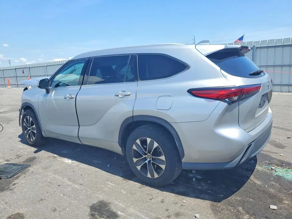 2022 TOYOTA HIGHLANDER XLE  